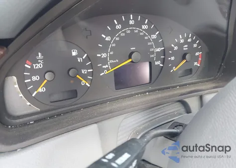 2001 Mercedes-Benz E 320 4M z USA, uszkodzony, nr VIN WDBJH82JX1X043933